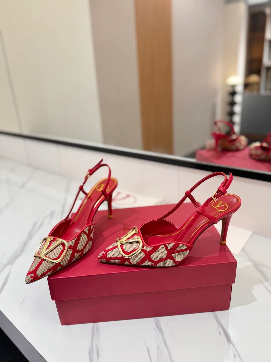 💕💕Factory direct selling price p520💕💕 Valentino VALENTINO's latest Valentino GaravaniV logo sling-back high heels with VLogo Signature decoration - Platinum tone VLogoSignature decoration ♡Elegant style, creating a different feeling! ♡It is an indispensable shoe in your shoe cabinet! ♡Simple temperament style, the highest version on the market♡ ◆ Material: Woolen cloth material◆ ◆ Lining and feet: imported goatskin◆ ◆ Outsole: Italian genuine leather outsole ◆ ◆ Heel height: ❽𝙘𝙢 ◆ ♡ show bdetails ♡ ———————————— ◢size. |35-39 (34.40 41 42 customized)◣